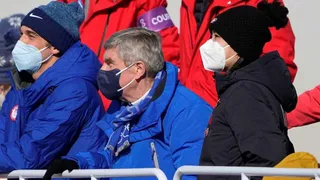 Peng Shuai regarde Eileen Gu remporter l’or olympique en freeski big air avec le président du CIO