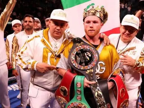 Les 30 Moments marquants de 2021 : Canelo Álvarez, unanime chez les super-moyens