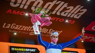 Arrivée de folie et c’est Arnaud Démare qui permet la victoire française