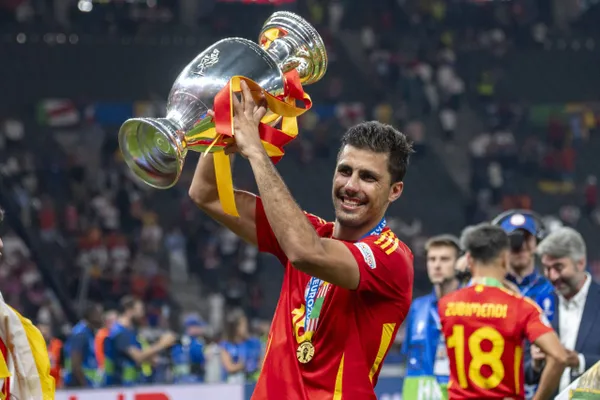 Rodri soulevant le trophée de l'Euro 2024, avant le Ballon d'Or ?