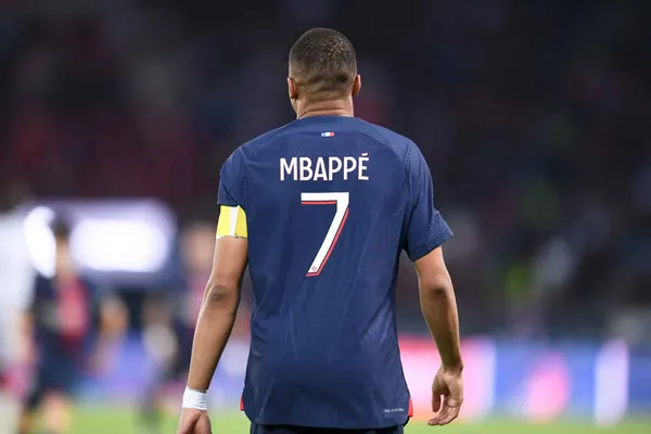 Kylian Mbappé pourrait connaître sa première titularisation de la saison en Ligue 1 avec le PSG ce samedi à Toulouse (iconsport)