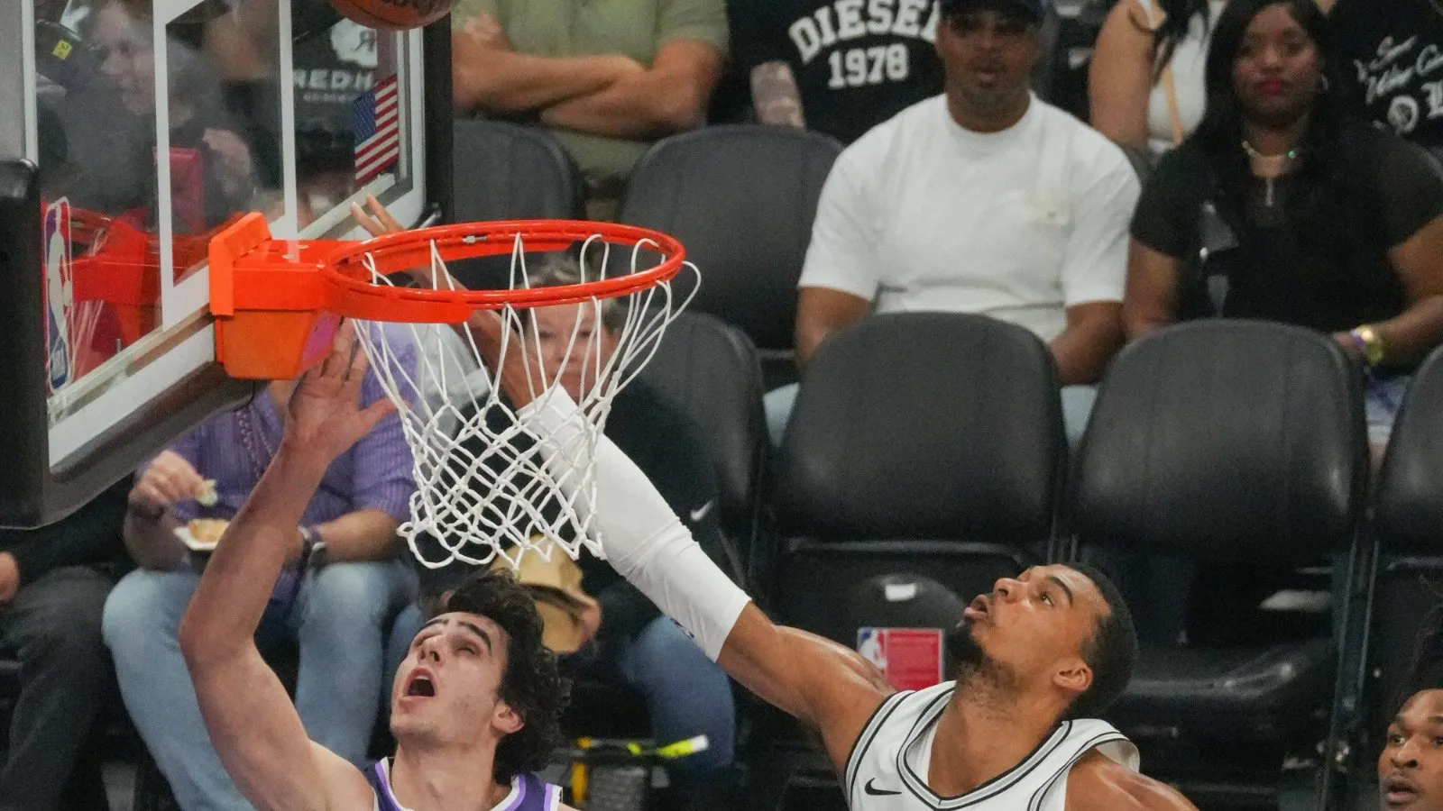 Victor Wembanyama claque un dunk sous le maillot des Spurs face aux Kings