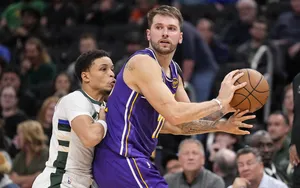 NBA : Luka Doncic fait plier Antetokounmpo et décroche un record qui secoue la NBA !