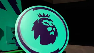 Premier League : un arbitre suspendu après un geste inadmissible ?