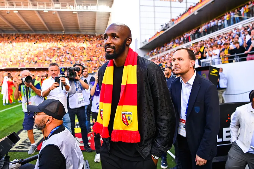 Seko Fofana avec l'écharpe du RC Lens - Icon Sport