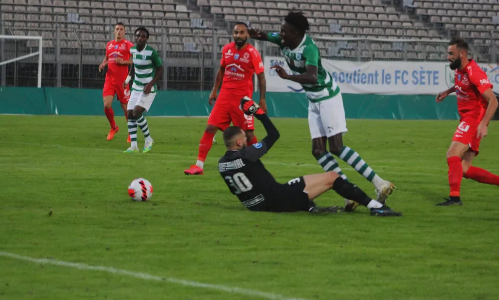 Avant la pause, Mané obtient un penalty suite à un contact avec Maisonnial 