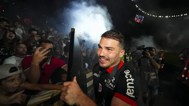 À peine sacré avec Toulouse, Antoine Dupont pense déjà aux JO