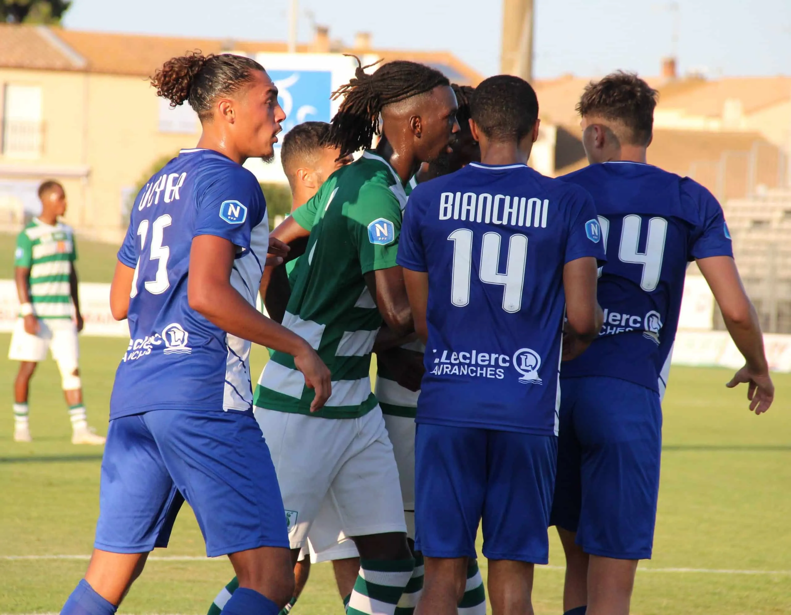 Steve Solvet entouré par trois joueurs d'Avranches
