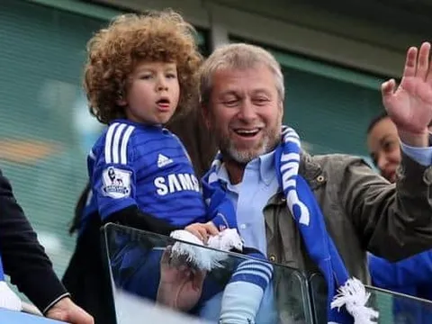 Roman Abramovich confie aux administrateurs de Chelsea la responsabilité de la gestion du club.