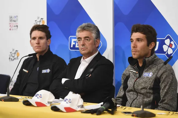 A l'inverse de Thibaut Pinot (à droite), Arnaud Démare (à gauche) n'a pas été retenu par Marc Madiot (au centre) et l'équipe Groupama-FDJ pour participer au Tour de France 2023 (iconsport)