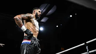 Boxe : Tony Yoka explose Lamah Griggs au 2e round, les images de la fin du combat