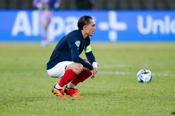 Maxence Caqueret souffre d'une fracture au niveau de la main gauche et devrait faire son retour d'ici un mois (iconsport)