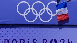 JO 2024 : main dans la poche, aucune protection… Ce tireur turc de 51 ans fait le buzz !