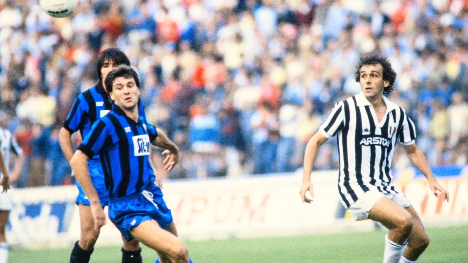 Michel Platini sous le maillot de la Juventus lors de Juventus-Atalanta, saison 1984-1985