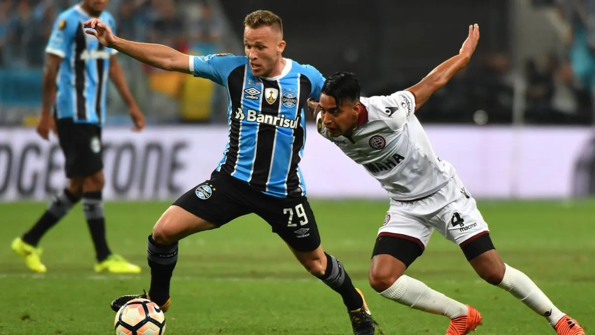 Arthur Melo (à gauche) accroché par Jose Luis Gomez (Club Atletico Lanus) - Crédits : AS