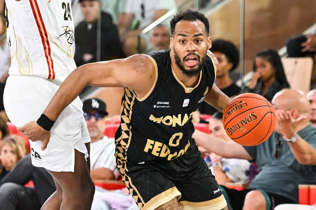 Élie Okobo balle en main, avec l'AS Monaco