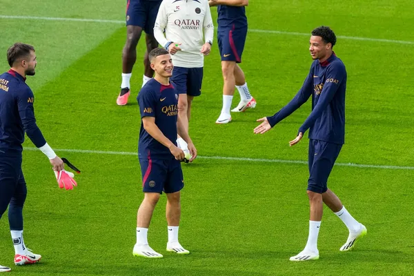 En manque de temps de jeu au PSG, Hugo Ekitiké pourrait servir de monnaie d'échange afin de recruter Bradley Barcola, la pépite de l'OL, durant ce mercato d'été (iconsport)