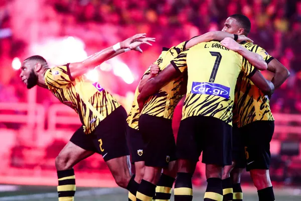 Levi Garcia (de dos), régulièrement cité au RC Lens, devrait finalement prolonger à l'AEK Athènes durant ce mercato estival (iconsport)