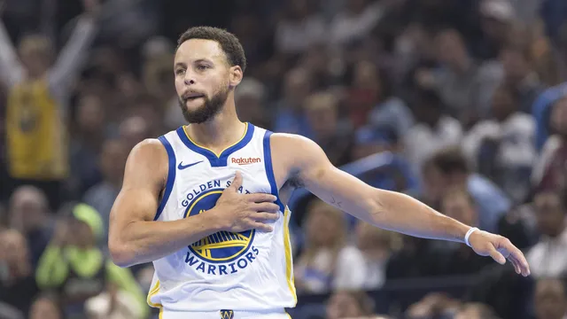 NBA : Stephen Curry rentre un peu plus dans la légende du Basket-Ball