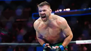 UFC 305 : Du Plessis détruit Adesanya et conserve son titre