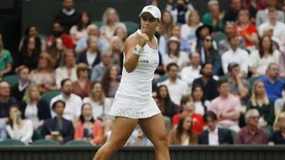 Wimbledon (F) : Barty lâche un set mais réussit son entrée en lice