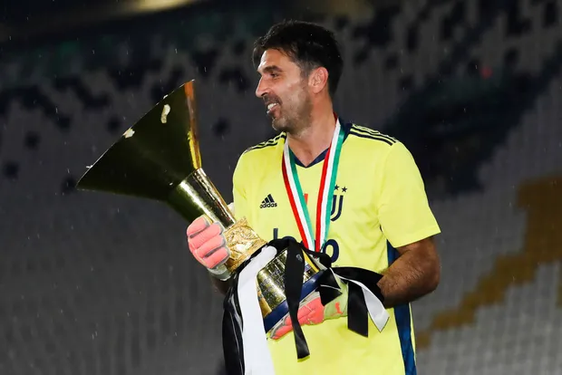 Gianluigi Buffon, soulevant l'un de ses dix Scudetto remportés en carrière
