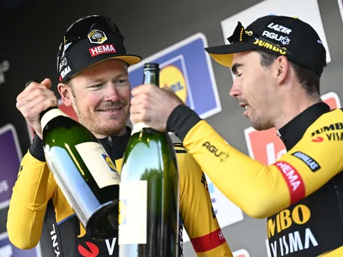 Dylan van Baarle remporte en solo l’Omloop Het Nieuwsblad.