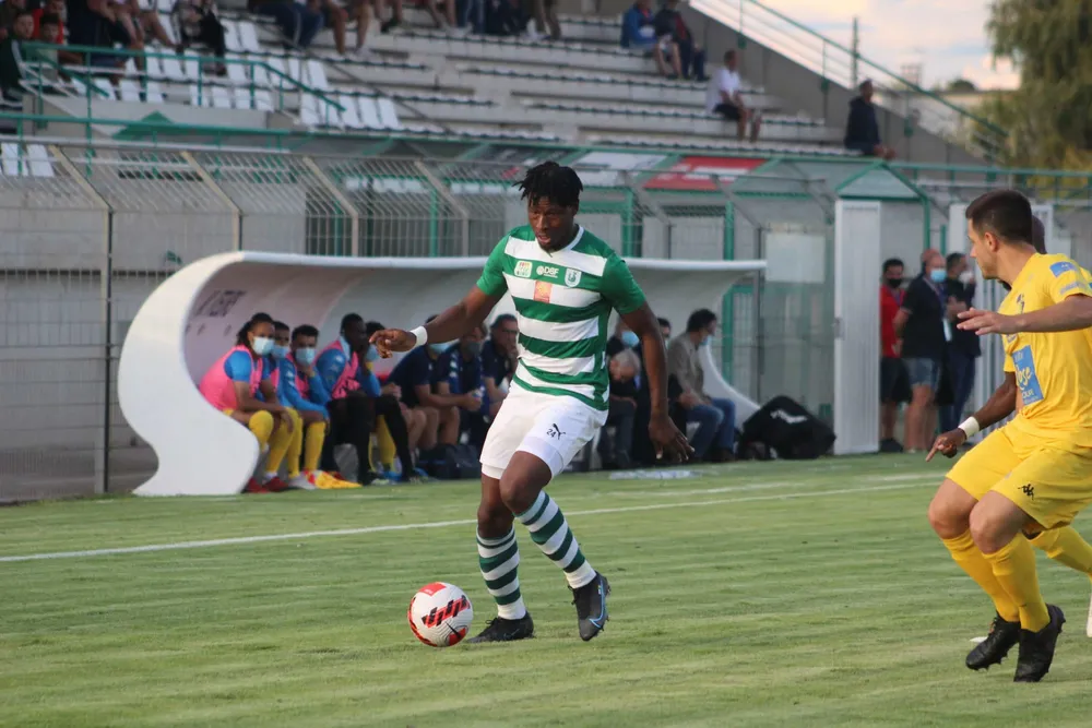 Amadou Konaté tentant de faire la différence balle au pied 