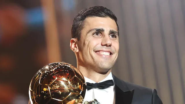 Cadeaux, Primes, valeur du trophée : combien gagne le vainqueur du Ballon d’Or ?