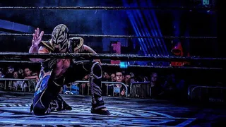 Quand Senza Volto apparaît au Summer Sizzler de Revolution Pro Wrestling