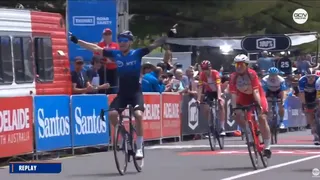 Giacomo Nizzolo lève les bras à Victor Harbor