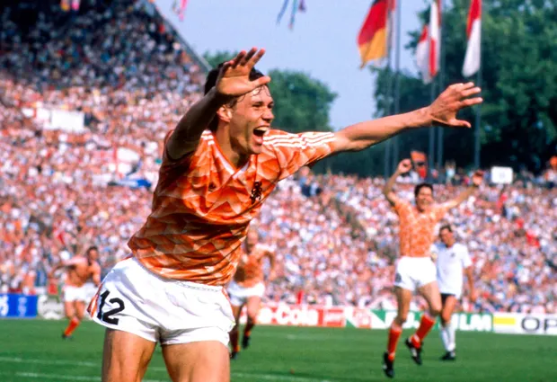 Marco Van Basten célébrant osn but victorieux en finale de l'Euro 1988 avec les Pays-Bas