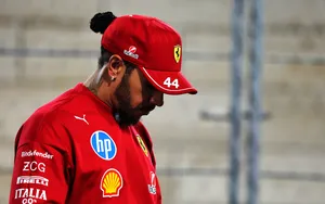 Ferrari : Lewis Hamilton remplacé par Leclerc pour le GP d’Abou Dabi