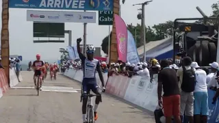 Biniam Girmay gagne en costaud à Ndjolé