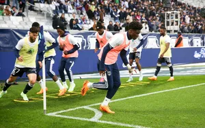 Ligue 2 : Bordeaux nomme un nouvel entraîneur et prolonge 13 joueurs