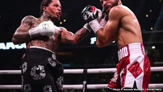 Tank Davis frappe Garcia pour forcer un arrêt dans le coin