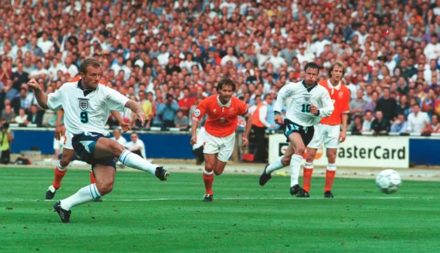L'un des meilleurs tireurs de penaltys en action, Alan Shearer, avec l'Angleterre en 1996