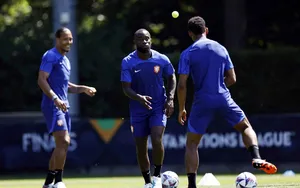 Mercato Bayern Munich : Un défenseur néerlandais pisté pour remplacer Pavard