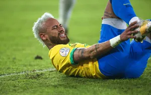 Neymar : la Seleçao retient son souffle après la terrible blessure du capitaine brésilien