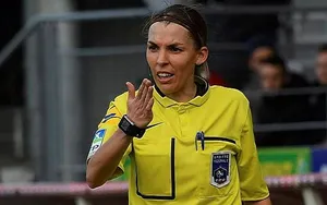 Arbitrage : Stéphanie Frappart va devenir la première femme à arbitrer un match de Ligue 1