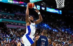 France – États-Unis : C’est l’action des JO 2024, l’énorme poster de Yabusele sur LeBron James