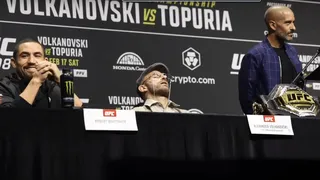 UFC 298 : Alexander Volkanovski déguisé en grand-père en conférence de presse