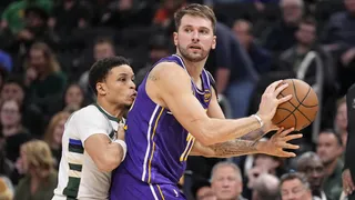 NBA : Luka Doncic fait plier Antetokounmpo et décroche un record qui secoue la NBA !