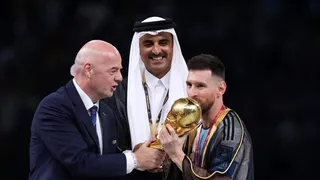 Coupe du Monde 2022 : Pourquoi Lionnel Messi portait une robe noire lors de la remise du trophée ?