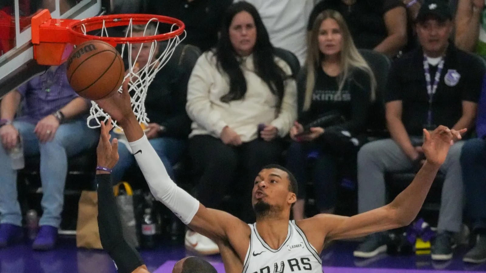 Victor Wembanyama (San Antonio Spurs) contre Russell Westbrook à Sacramento, le 17 mars 2026