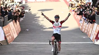 Tadej Pogačar remporte les Strade Bianche grâce à une attaque en solitaire sur 50 km