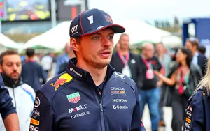 “Il peut rencontrer qui il veut”, le torchon brûle entre Red Bull et Verstappen