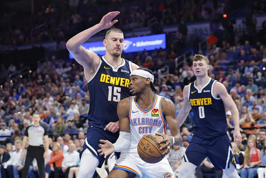Nikola Jokic et Shai Gilgeous-Alexander au duel lors d'une rencontre NBA - Photo by Icon Sport