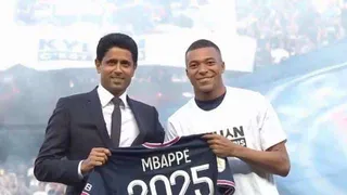 Kylian Mbappé prolonge au PSG et s’offre un triplé pour le dernier match de la saison