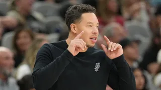 NBA : Départ de Popovich, Comment le coach Mitch Johnson a ressaisi les Spurs